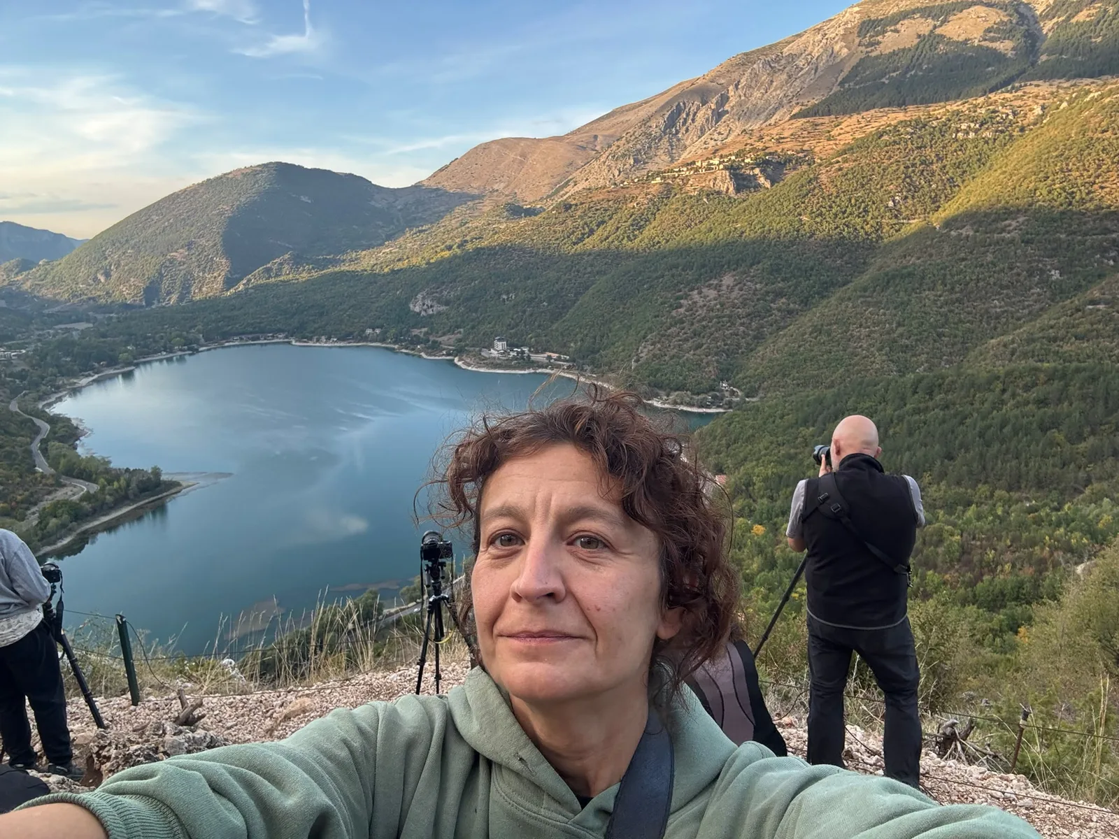 Elisabetta Rosso al belvedere del Lago di Scanno con i partecipanti al lavoro sui treppiedi