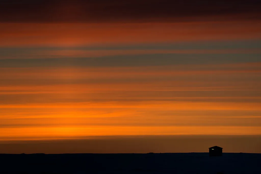 Tramonto in Islanda con nuvole disposte in linee orizzontali sovrapposte e orizzonte molto basso
