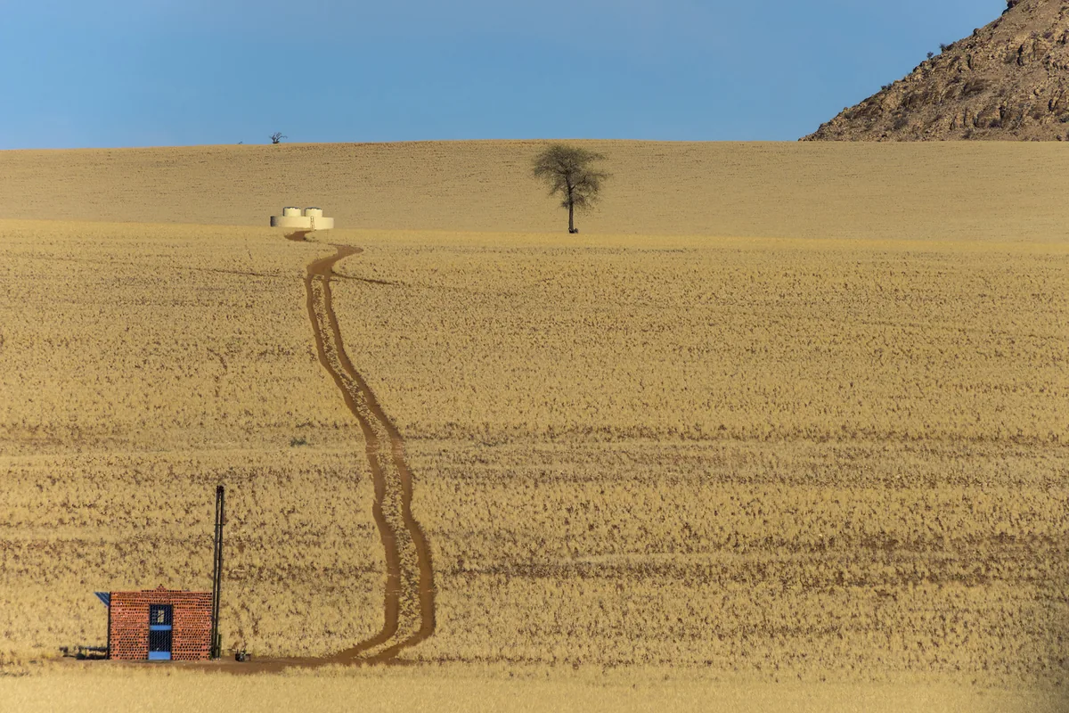 Un piccolo sentiero isolato in Namibia che sale verticale e porta lo sguardo dentro il paesaggio
