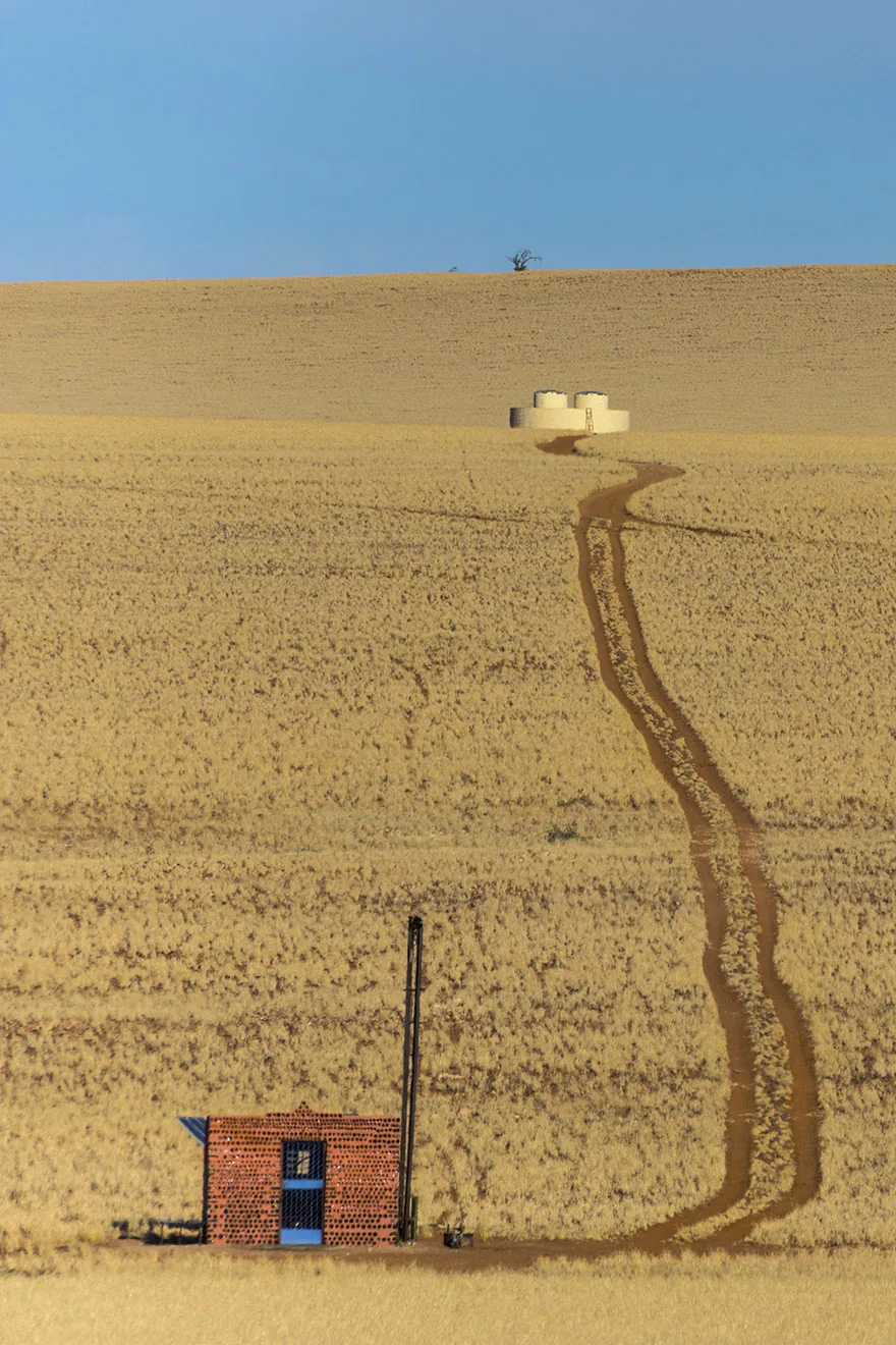 Ritaglio verticale dello stesso sentiero in Namibia, la linea della strada diventa più forte ma perde contesto