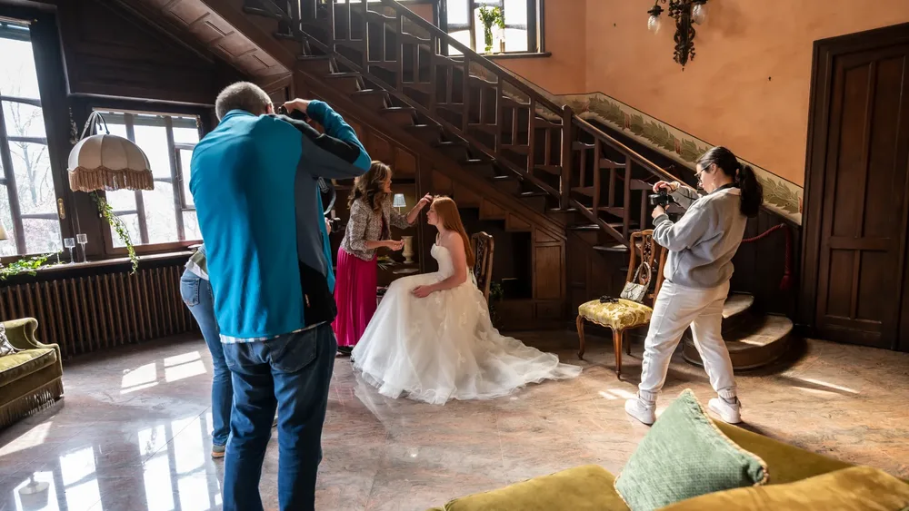 Partecipanti al workshop di wedding photography mentre fotografano una cerimonia a Villa Garnerone