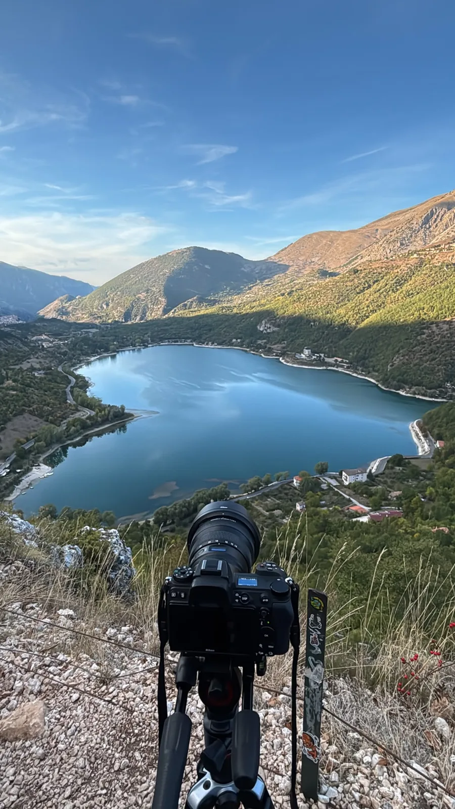 Fotocamera su treppiede davanti al Lago di Scanno a forma di cuore