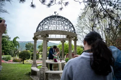 Backstage scatto di coppia a Villa Garnerone