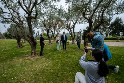 Backstage scatto nel giardino di Villa Garnerone