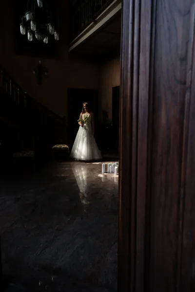 Dettaglio abito e velo della sposa