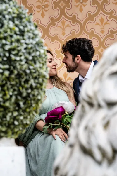 Sposa alla preparazione davanti allo specchio