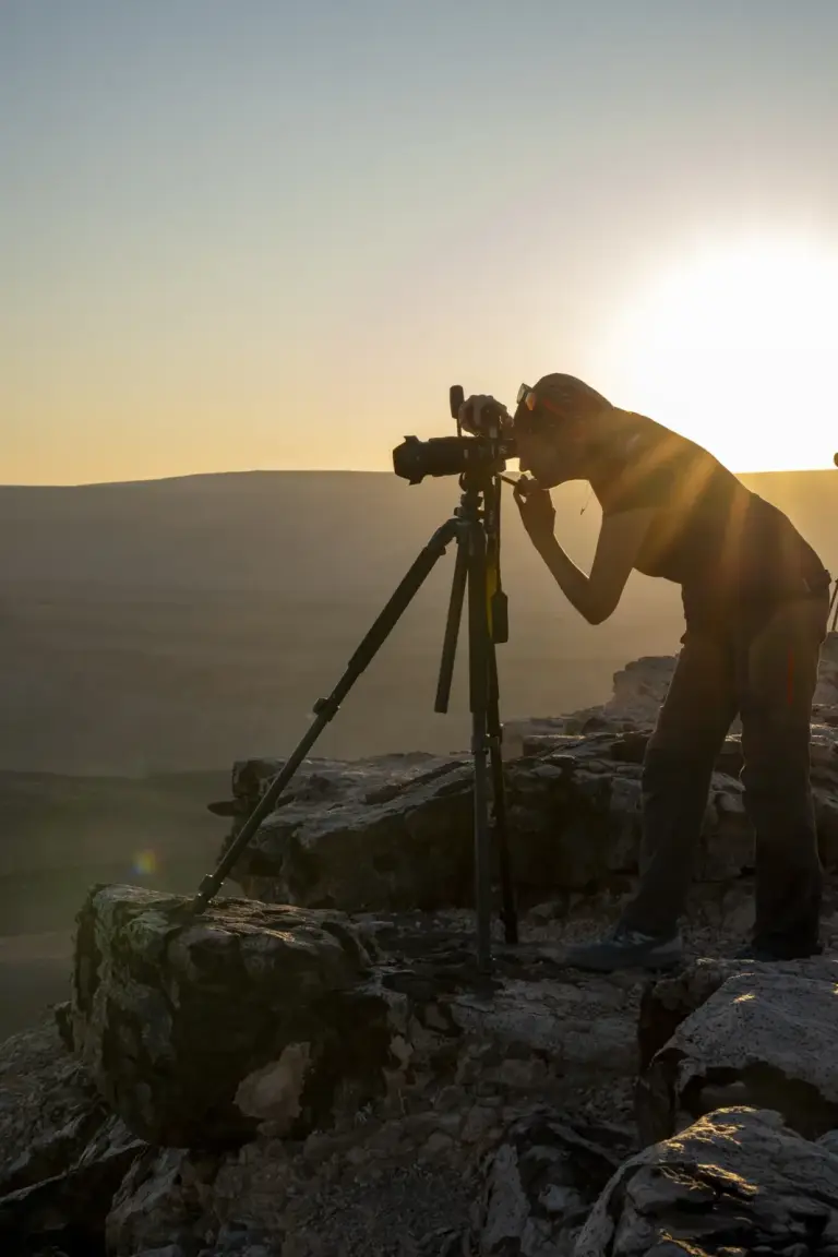 Elisabetta Rosso fotografa al tramonto con il treppiede