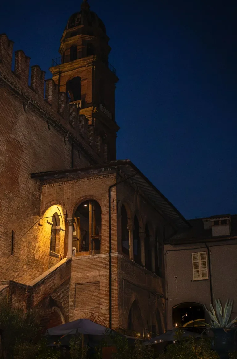 Torre e loggia in mattoni di notte, dopo lo sviluppo di Elisabetta Rosso