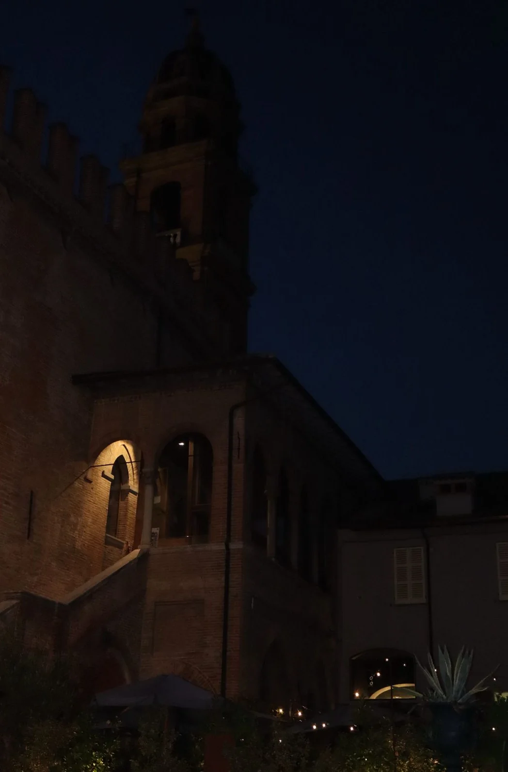 Torre e loggia in mattoni di notte, scatto originale
