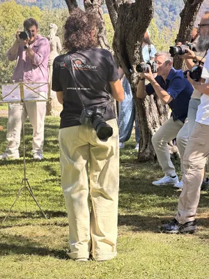 Corsisti fotografano la cerimonia nel parco