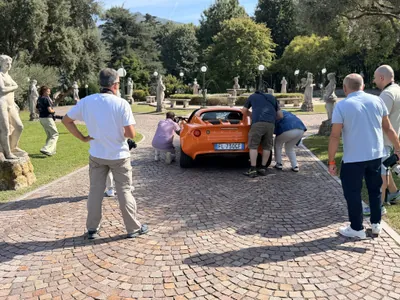 Corsisti attorno alla Lotus Elise nel viale delle statue