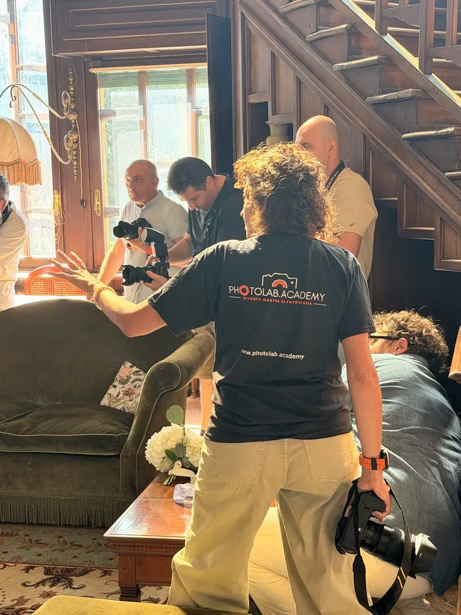 Elisabetta Rosso guida i corsisti nel salone sotto lo scalone in legno