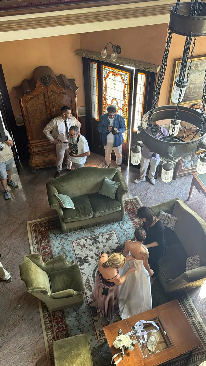 Il salone di Villa Garnerone dall'alto, con il lampadario in ferro battuto e la sposa sul tappeto