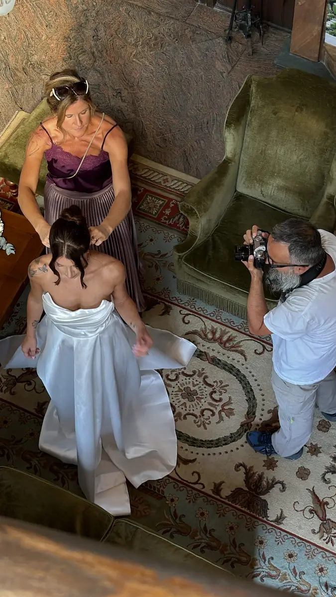 Sposa vista dalla balconata mentre un corsista la fotografa in ginocchio sul tappeto