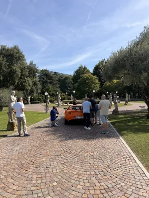 Il viale delle statue di Villa Garnerone con la Lotus Elise e i corsisti